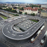 Intervention_F1 auf dem Dach<br />der Wiener U-Bahnstation Hietzing.<br />Foto: Lukas Beck